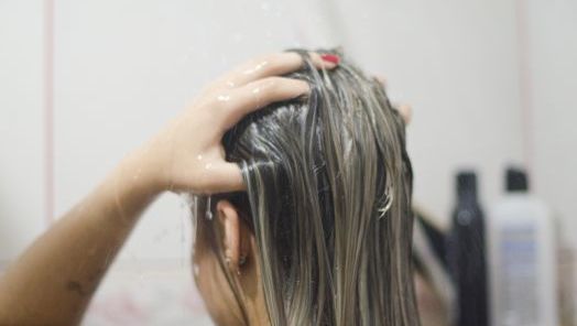 Dica: Quatro tratamentos para prevenir o ressecamento do cabelo loiro no inverno