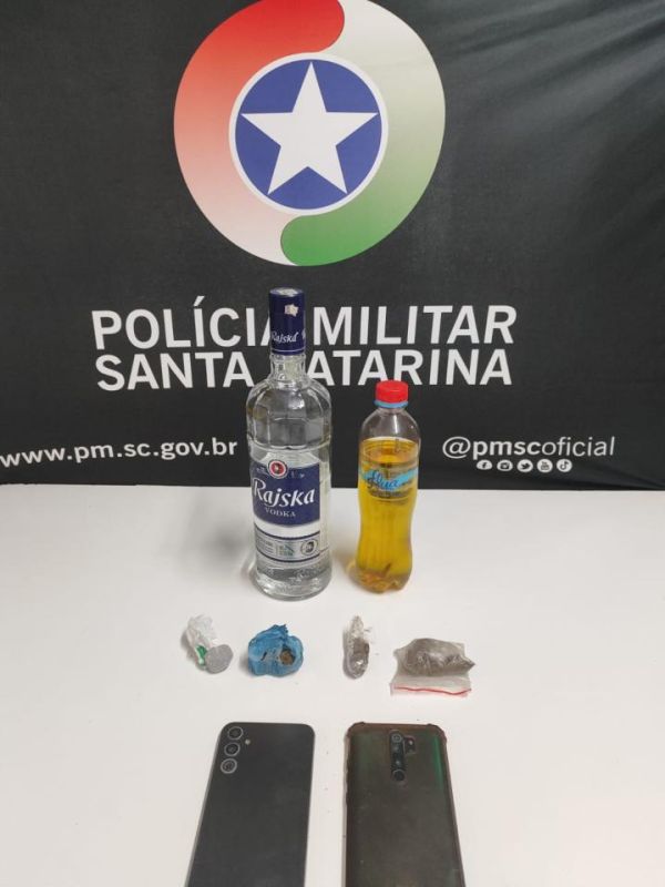 Três jovens são presos por tráfico de drogas e corrupção de menores em Xanxerê