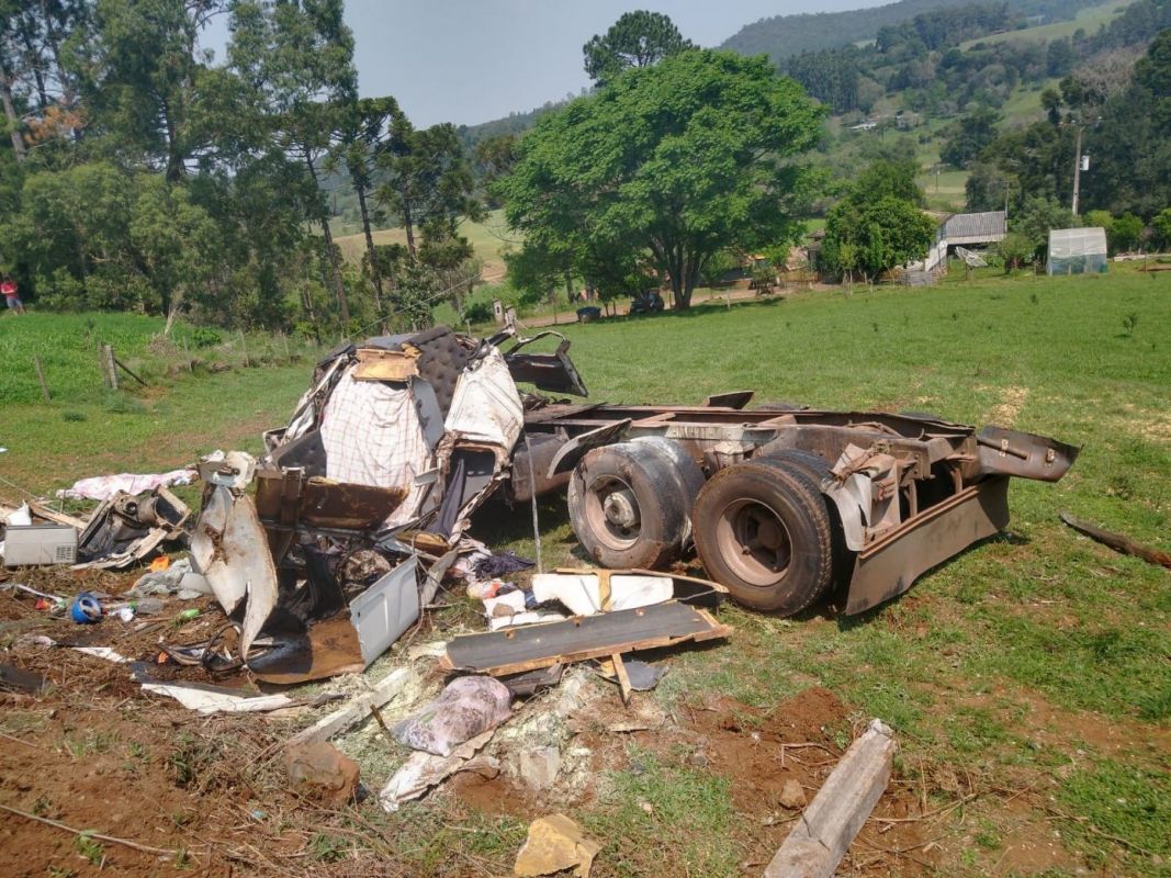 Caminhão estava carregado com grãos e o jovem, condutor do veículo, morreu na hora. Foto: PMR'v