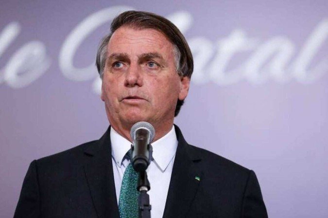 Bolsonaro recebe alta e passa a cumprir prisão domiciliar por 90 dias