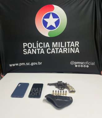 Homem é preso por porte ilegal de arma após exibir revólver durante discussão em Xaxim