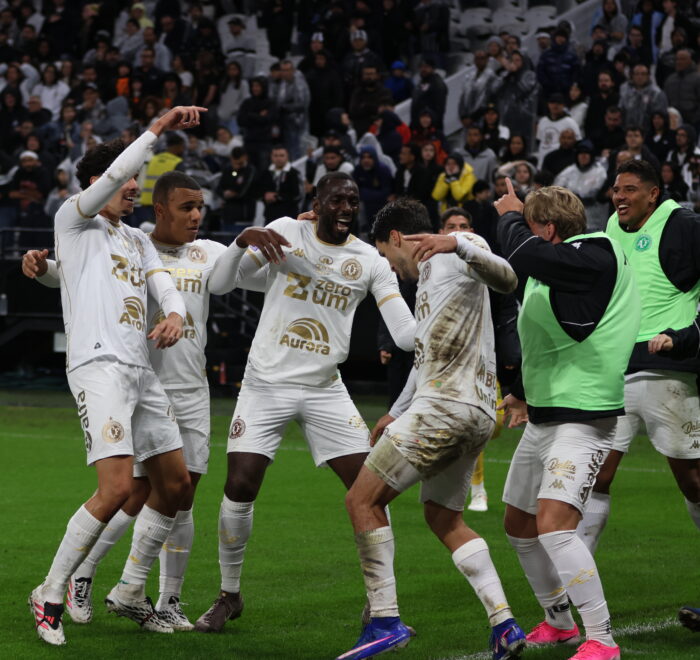 Chapecoense vira sobre o Corinthians e vence por 2 a 1 em São Paulo