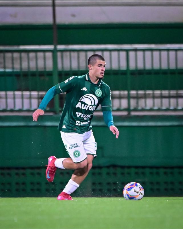 Kaue Arno, de Xanxerê, estreia no time profissional da Chapecoense