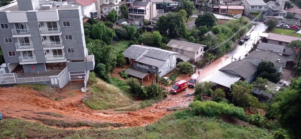 Chuva intensa provoca alagamentos e transtornos no Oeste de SC