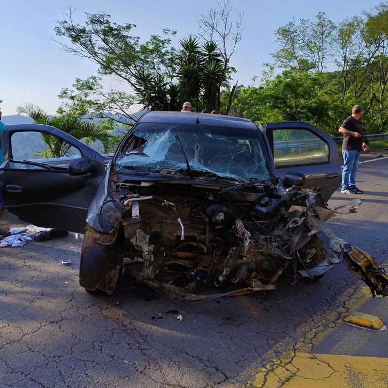 Homem fica gravemente ferido após colisão frontal entre carro e carreta na BR-153, em Irani
