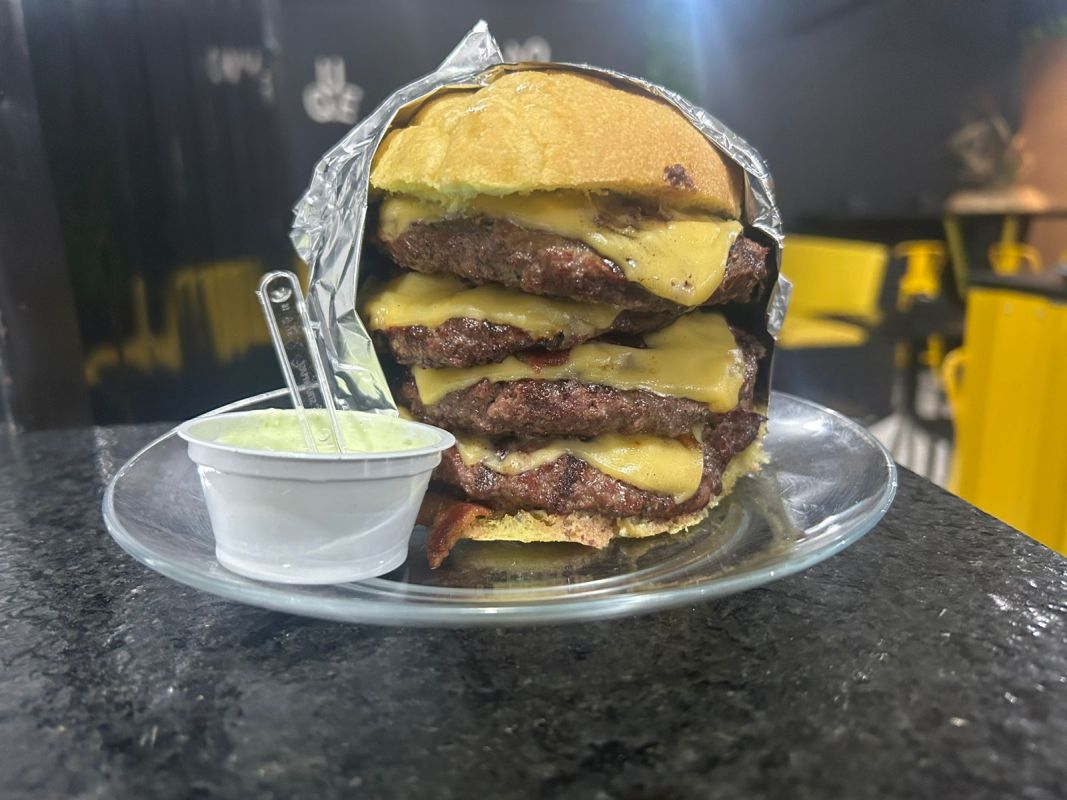  No Muita Carne, o hambúrguer sai rápido e chega daquele jeito: grande, suculento e cheio de sabor
