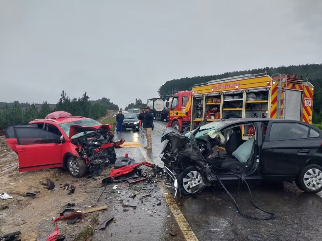 Mãe e filho, de cinco anos, morrem em grave acidente na BR-282, na Serra