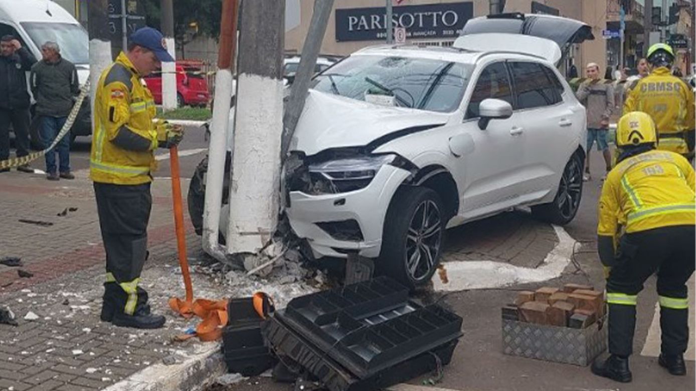 VÍDEO: grave colisão é registrada no centro de Chapecó após condutor sofrer mal súbito 