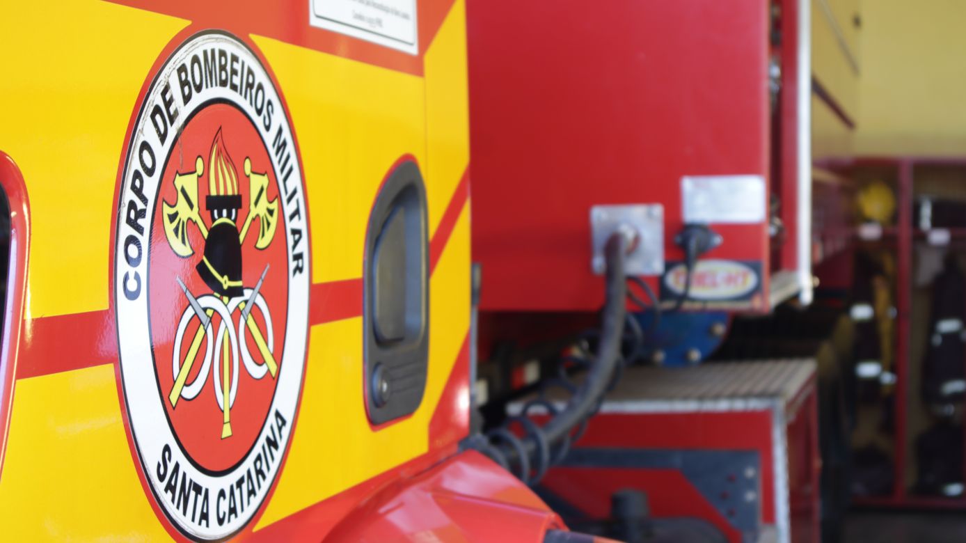 Mulher fica ferida após queda de motocicleta em município do Oeste