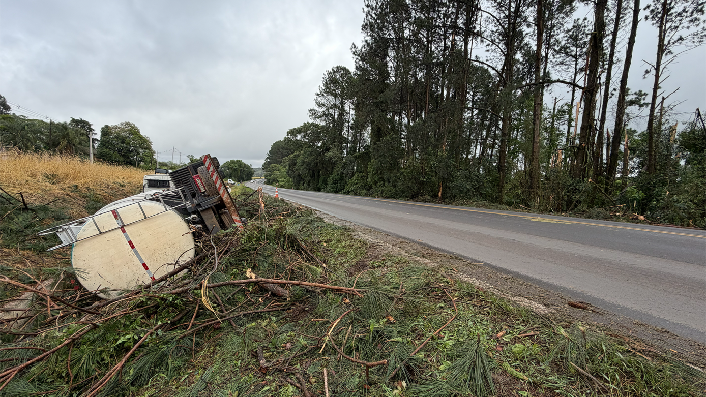 VÍDEO: Motorista relata momentos de pavor ao ser atingida por tornado na BR-282 em Faxinal dos Guedes