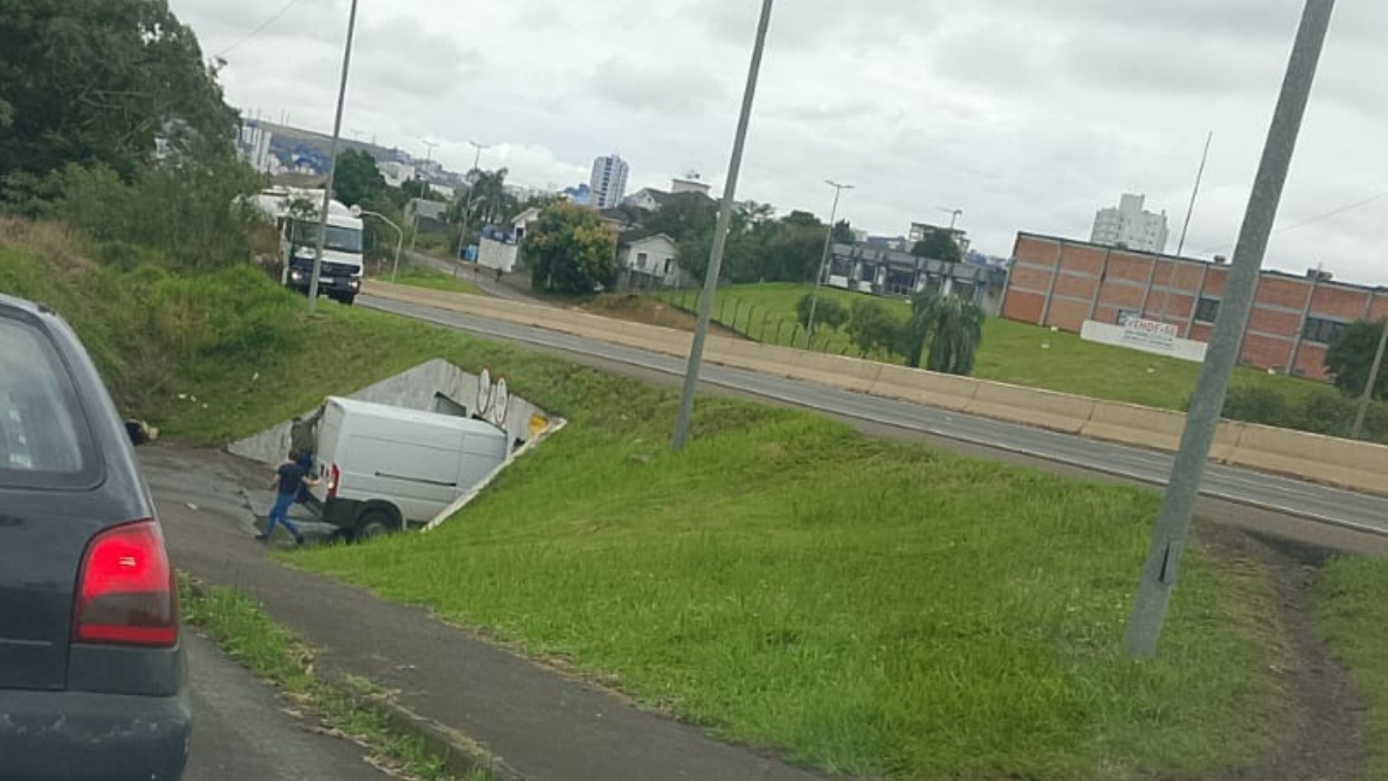 Furgão fica preso em passagem sob a BR-282, em Xanxerê