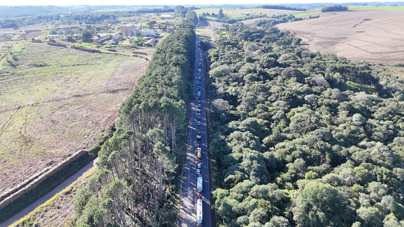 VÍDEO: Motoristas que passam pela BR-282, em Faxinal dos Guedes, devem redobrar a atenção no trevo próximo à MBRF 