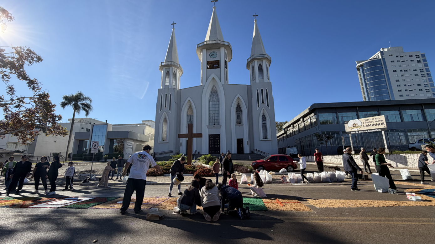 VÍDEO: confecção dos tradicionais tapetes de Corpus Christi movimenta a comunidade de Xanxerê