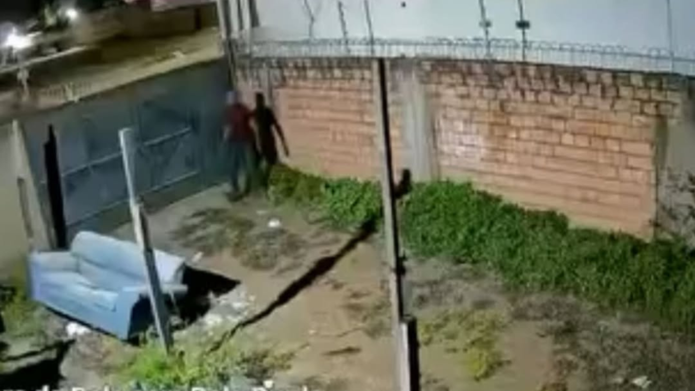 VÍDEO: Homem tenta invadir casa, é surpreendido por câmera com áudio e foge
