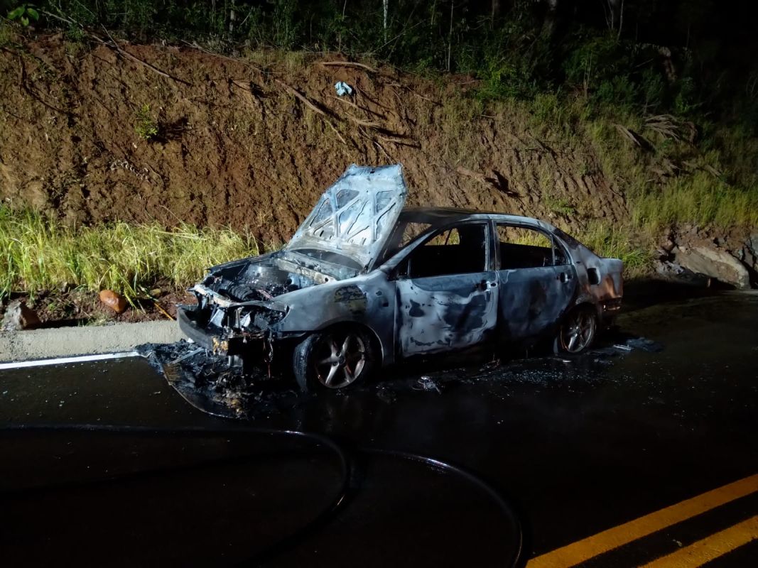 Carro é destruído por incêndio em município do Oeste