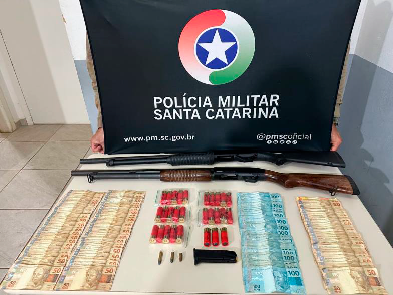 Homem é flagrado com arma roubada e R$ 19 mil em dinheiro, em Chapecó