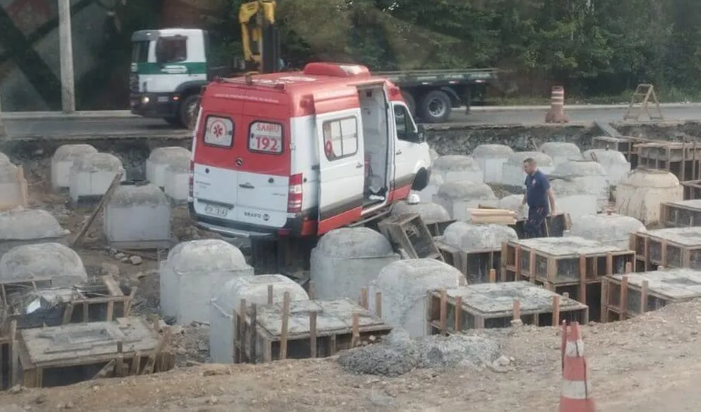 Ambulância ‘decola’ e vai parar em canteiro de obras de elevado em SC