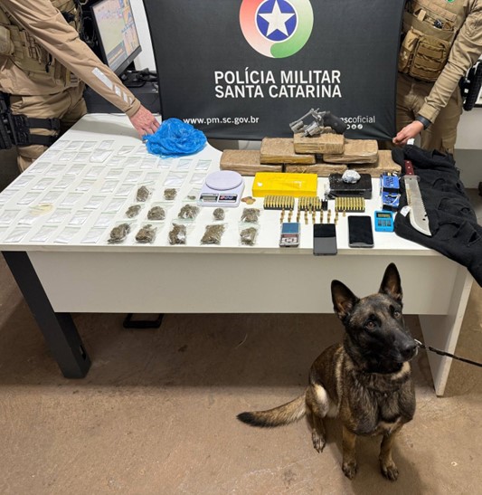 Canil encontrou mais drogas durante as buscas (Foto: Polícia Militar)
