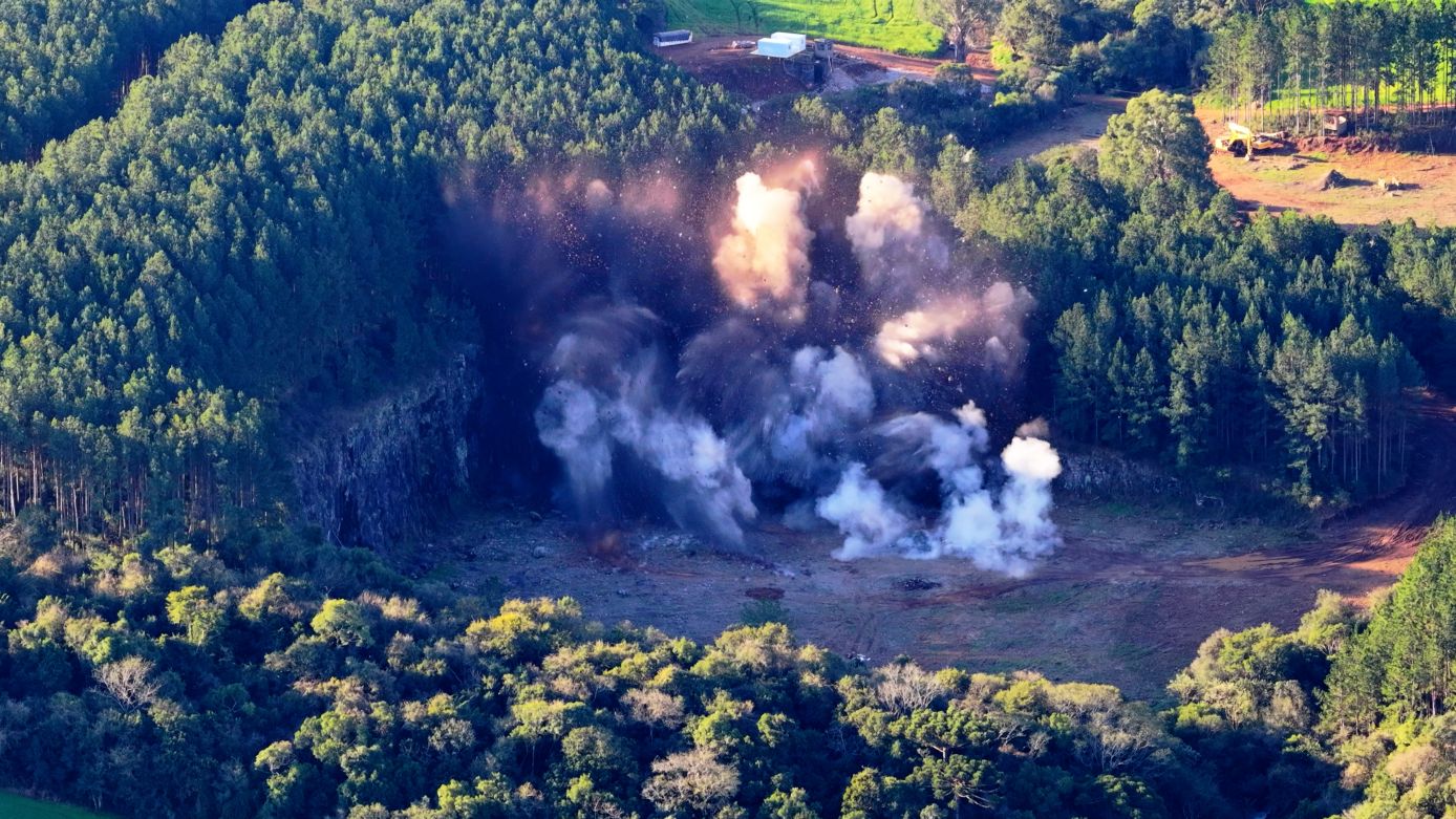 VÍDEO: detonação marca início das operações da SIM Mineradora em Abelardo Luz