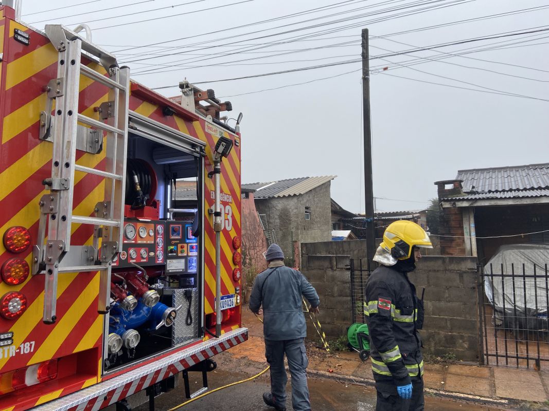 VÍDEO: Incêndio consome residência no bairro Pinheiro, em Xanxerê