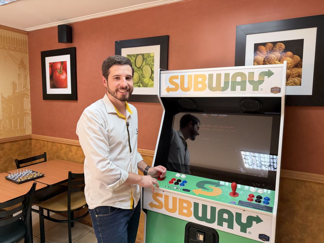 VÍDEO: No Fliperama no Subway, a regra é clara: dá pra jogar, se divertir e ainda comer bem