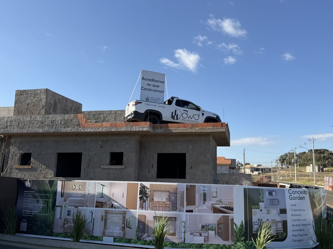 VÍDEO: um carro de 1,2 tonelada em cima de uma casa está chamando a atenção em Xanxerê!