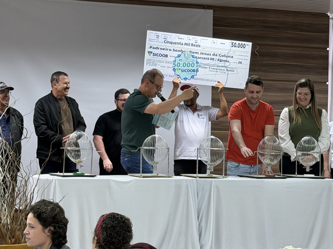 VÍDEO: Sicoob Credimoc entrega principal prêmio da rifa da Festa do Padroeiro 