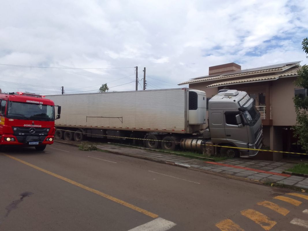 Carreta desgovernada e sem ocupantes atinge automóvel e duas residências, no Oeste