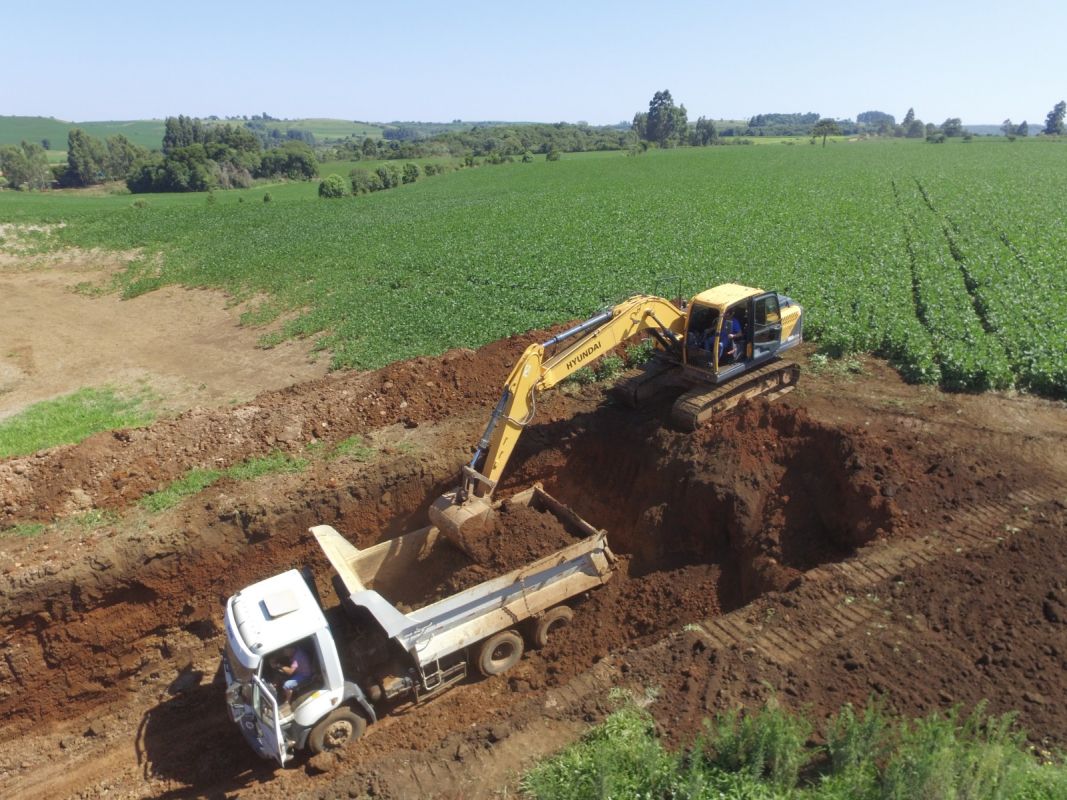 Secretaria de Agricultura de Abelardo Luz trabalha no escavo de buracos para armazenar silagem 