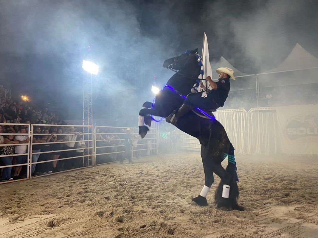 VÍDEO: confira como foi o primeiro dia de rodeio na ExpoFemi 2024; campeão representará Xanxerê em Barretos