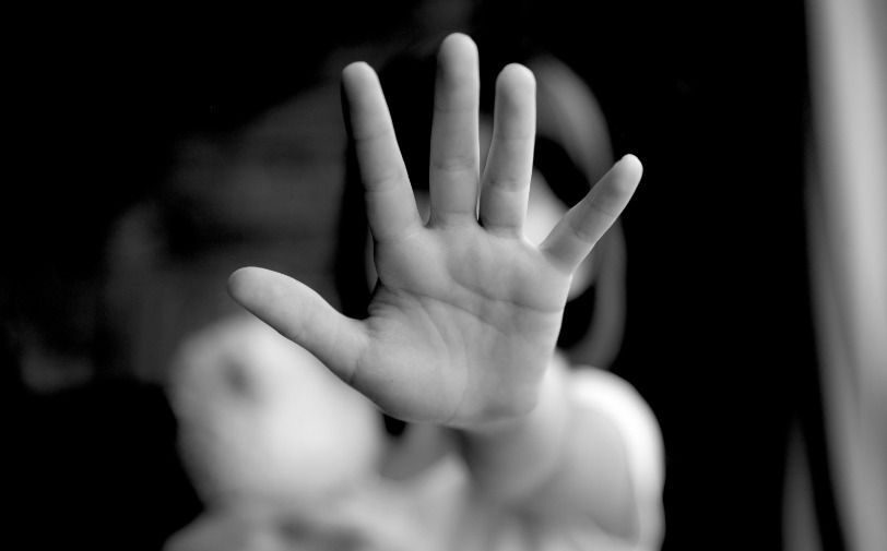 Menina de 13 anos dá a luz a bebê e Polícia Civil apura possível caso de estupro de vulnerável, em Chapecó