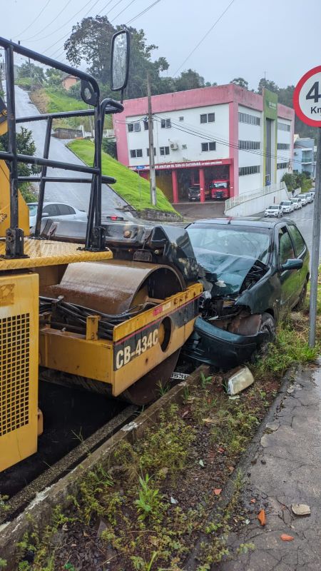 Bebê de oito meses, que estava no banco da frente de carro, sai ileso após colisão frontal 