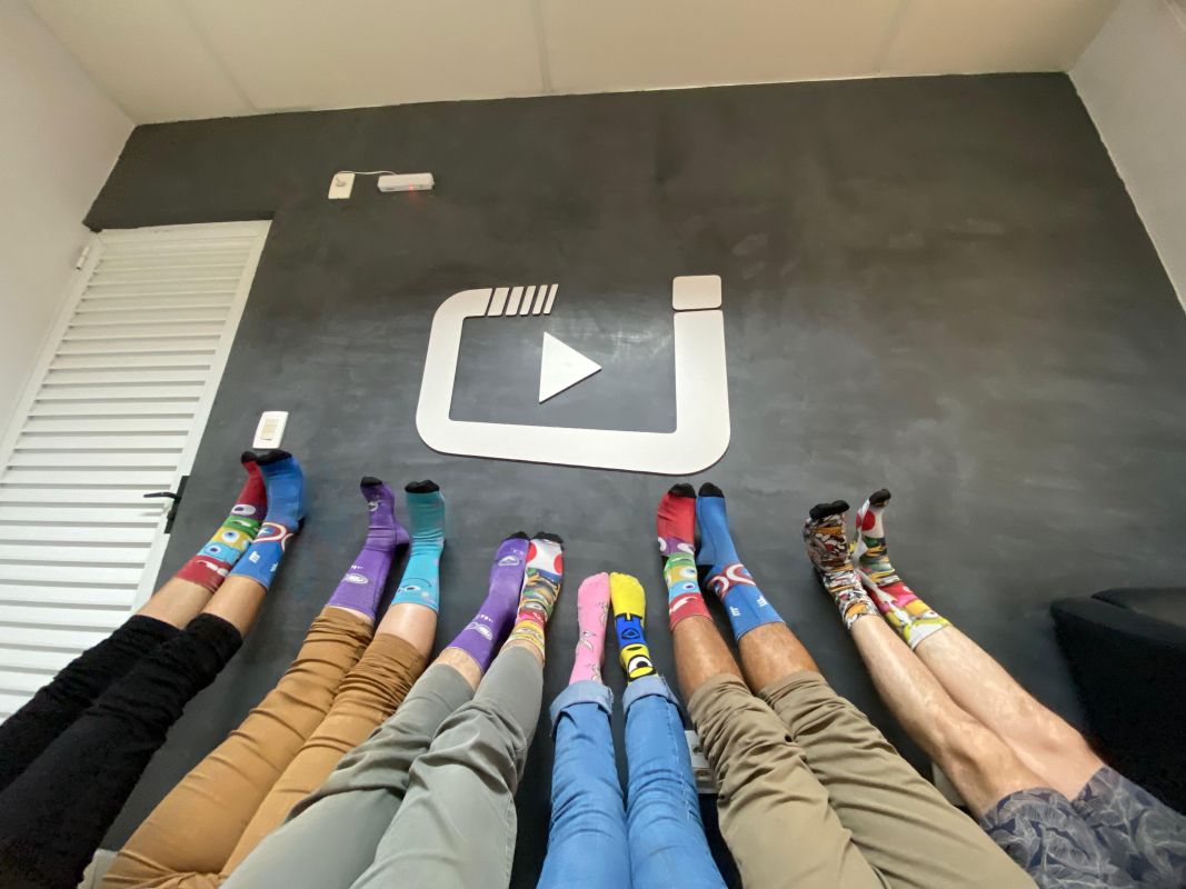 Equipe do Canal Ideal entra na campanha “Lots Of Socks” em alusão ao Dia Mundial da Síndrome de Down