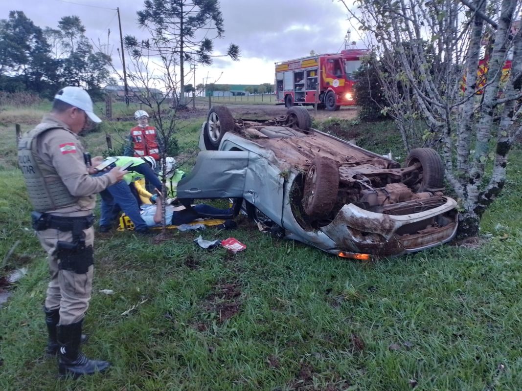 Homem fica ferido após saída de pista seguida de capotamento, no Oeste; condutor relata não lembrar do acidente