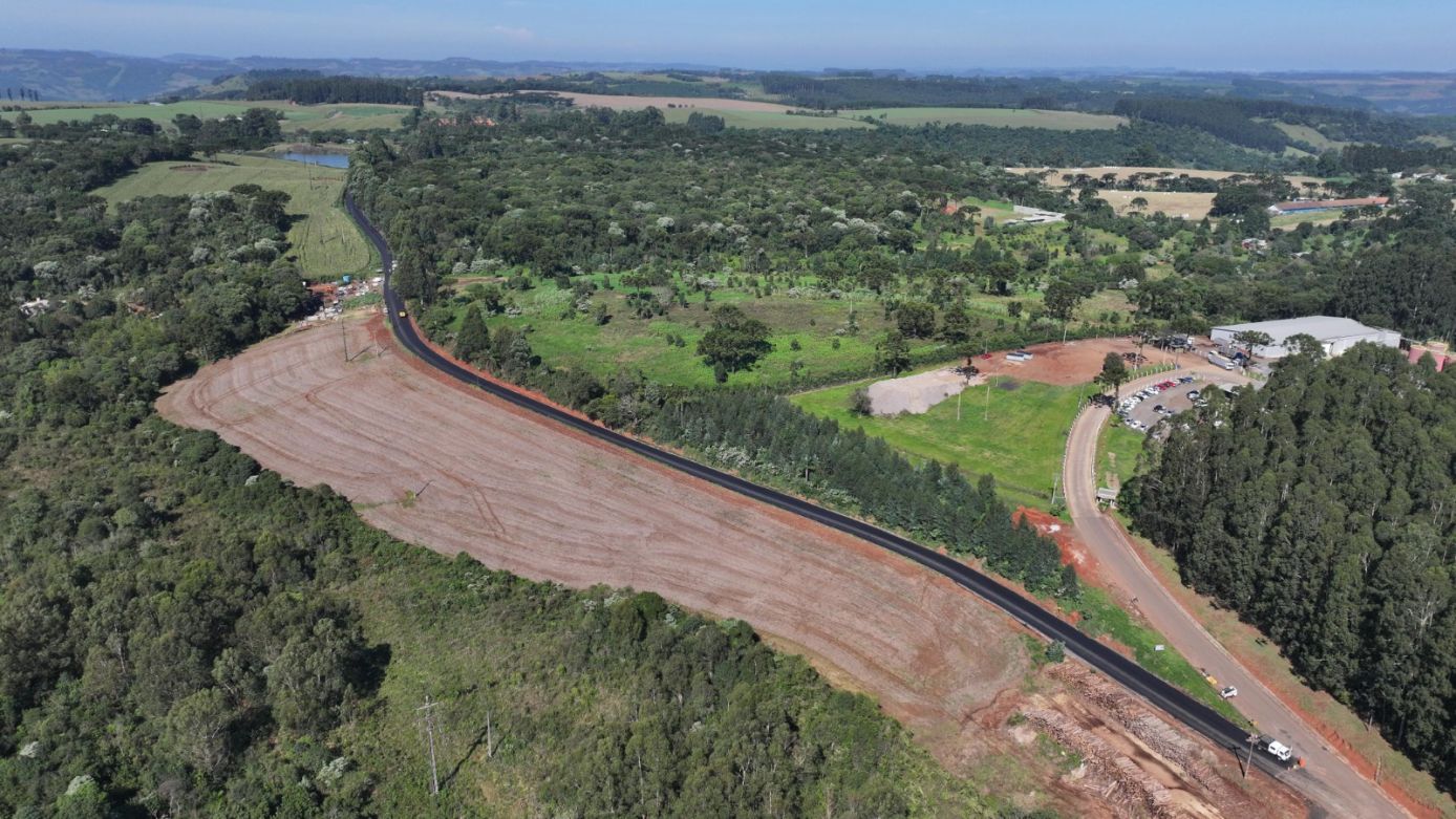 Acesso à Linha Cambuinzal, em Xanxerê, recebe pavimentação asfáltica