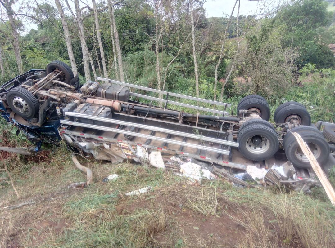 Caminhão com doações para o RS sofre grave acidente, em Seara