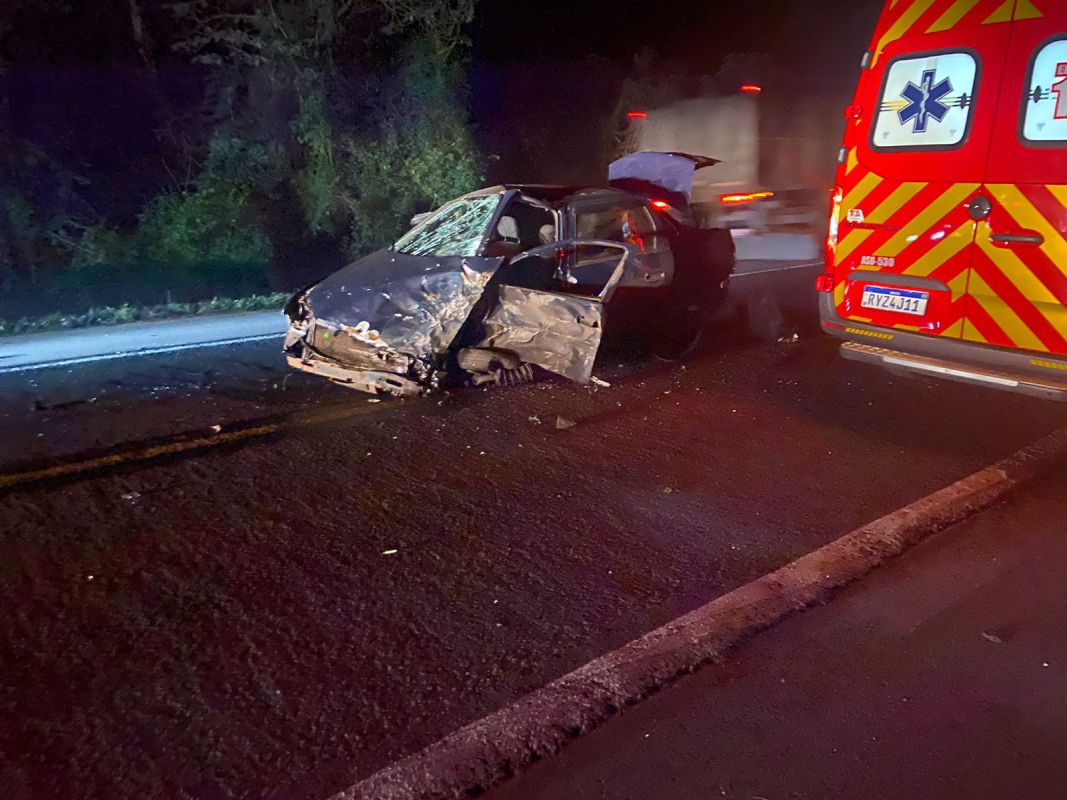 Colisão entre carro e caminhão é registrada na BR-282, em Vargeão