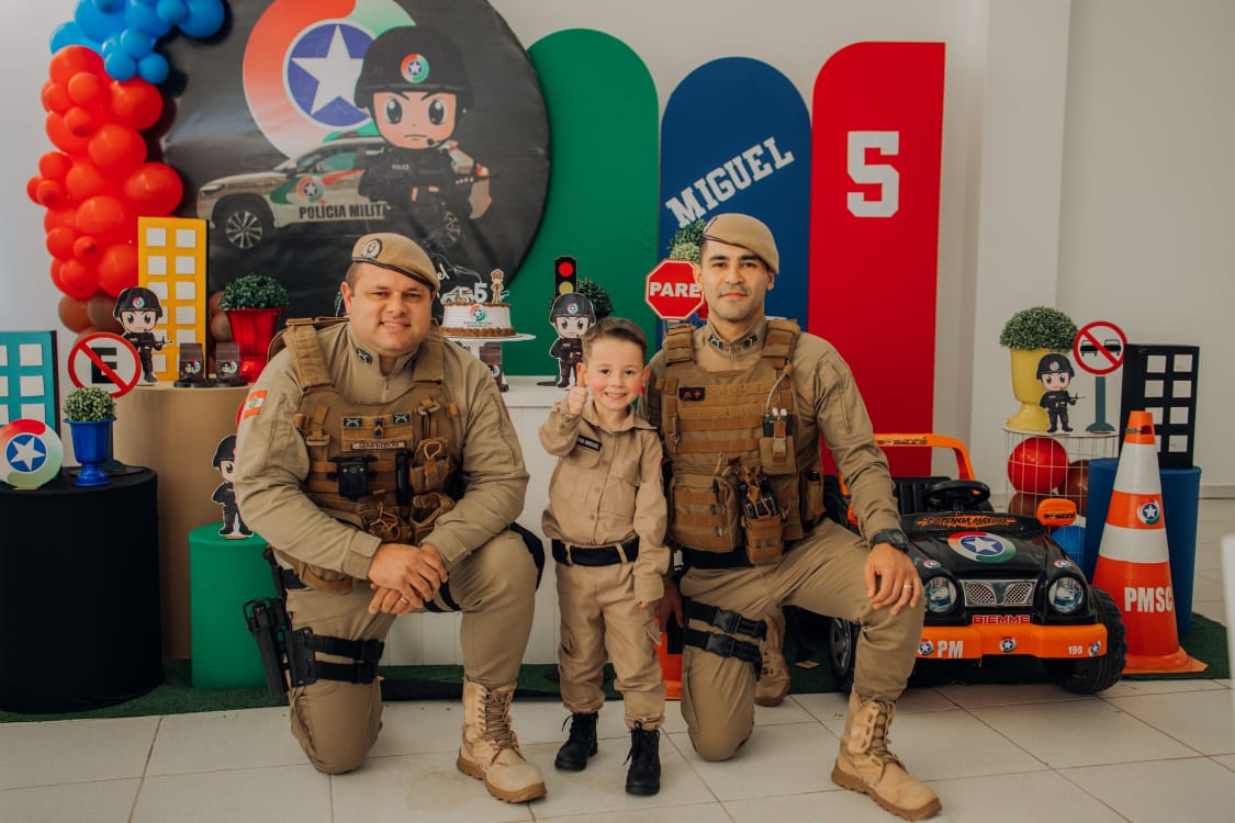 Policiais aparecem de surpresa e realizam sonho de criança fã da polícia em festa de aniversário