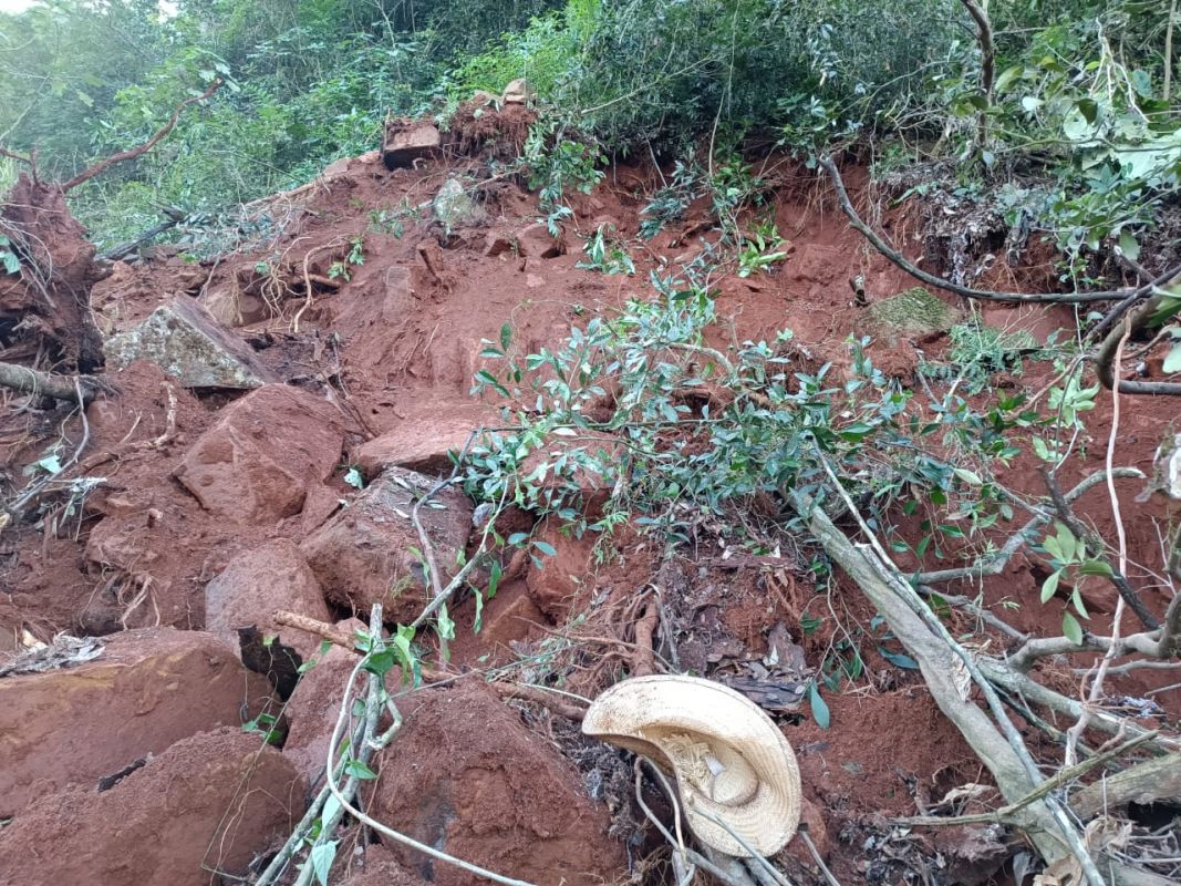 Homem fica ferido após ser atingido por desmoronamento de encosta, no Oeste