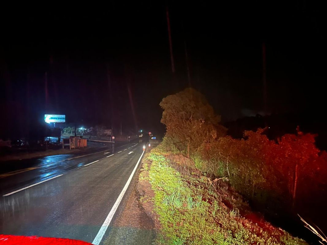 Vítima é arrastada por cerca de 22 metros após atropelamento e veículo foge do local, no Oeste