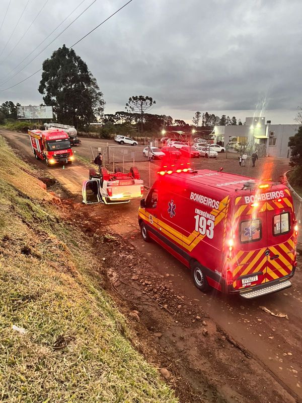 Saída de pista seguida de capotamento é atendida pelos Bombeiros, no Oeste