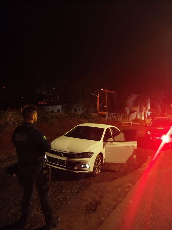 Veículo roubado usado em assalto a condomínio é encontrado abandonado em Chapecó