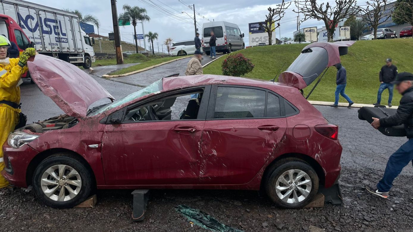 Saída de pista seguida de capotamento é registrado na BR-480, em Chapecó