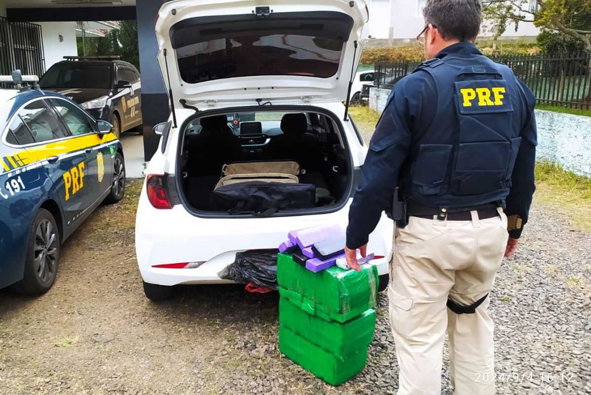 PRF flagra carro de aplicativo transportando mais de 60 kg de drogas na BR-282, em Irani
