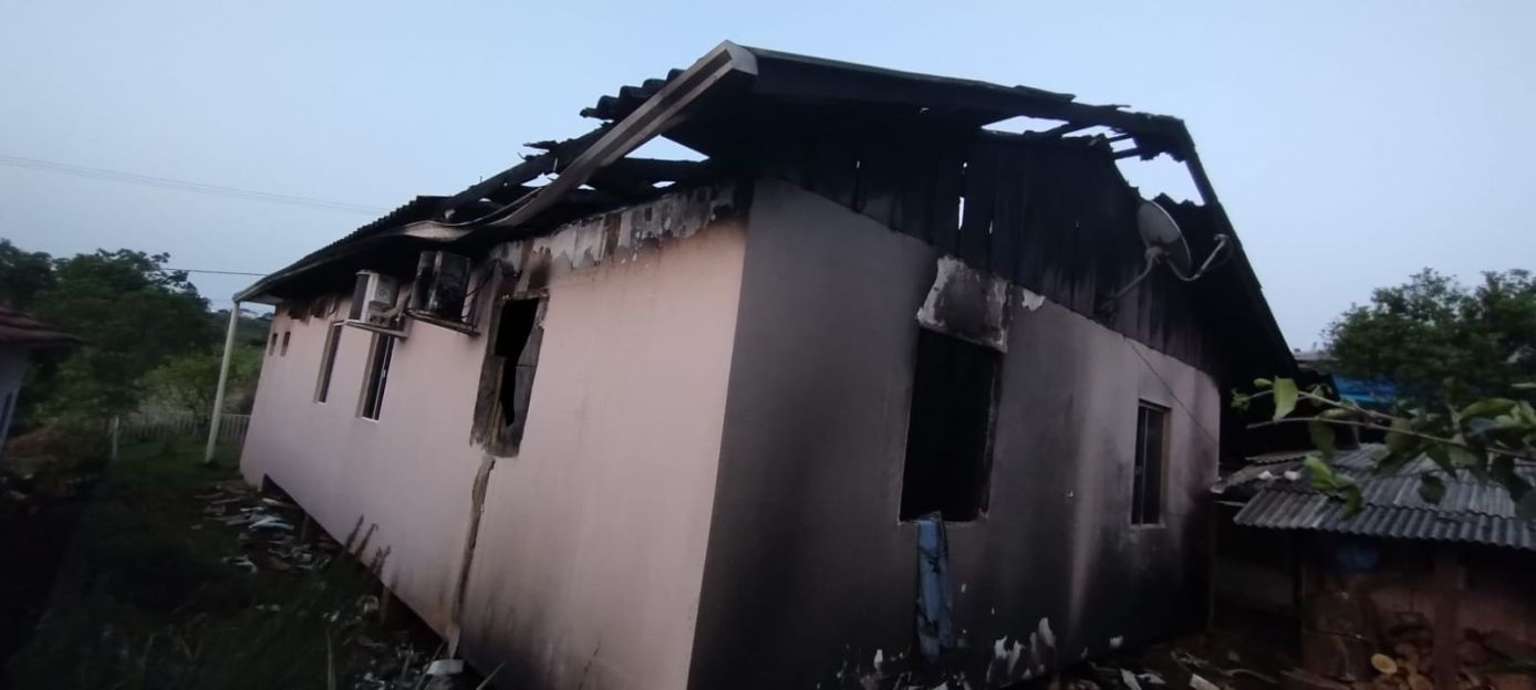 Quarto de residência é consumido por incêndio em residência no Oeste