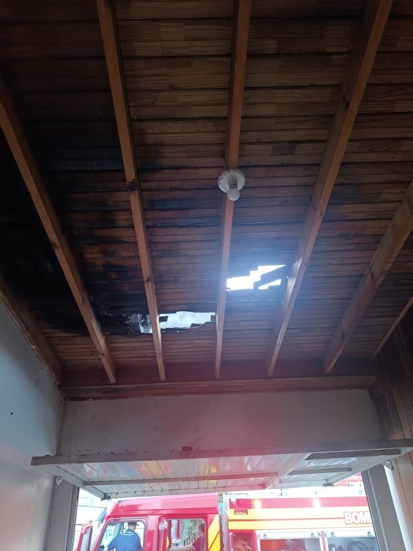 Bombeiros combatem incêndio em residência no bairro Seminário, em Chapecó
