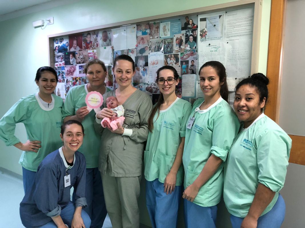 Bebê prematura recebe alta após dois meses de internação na UTI Neonatal do HRSP