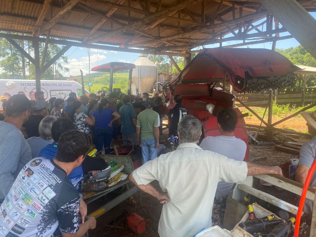 Homem morre após ser esmagado por máquina agrícola durante manutenção, no Oeste
