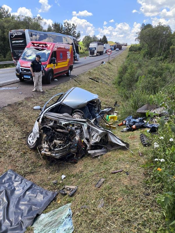 VÍDEO: idoso morre após colisão frontal entre carro e caminhão, na BR-282, em Ponte Serrada