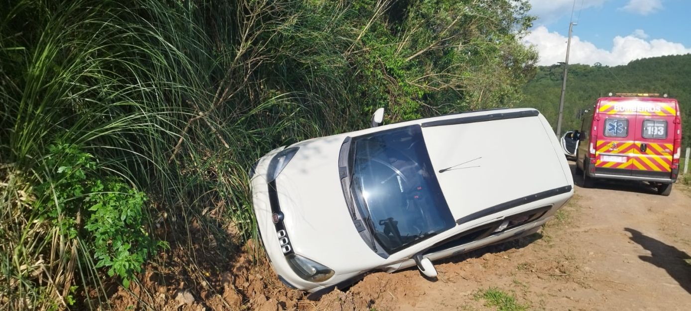 Saída de pista seguida de capotamento é registrada no interior de Ponte Serrada